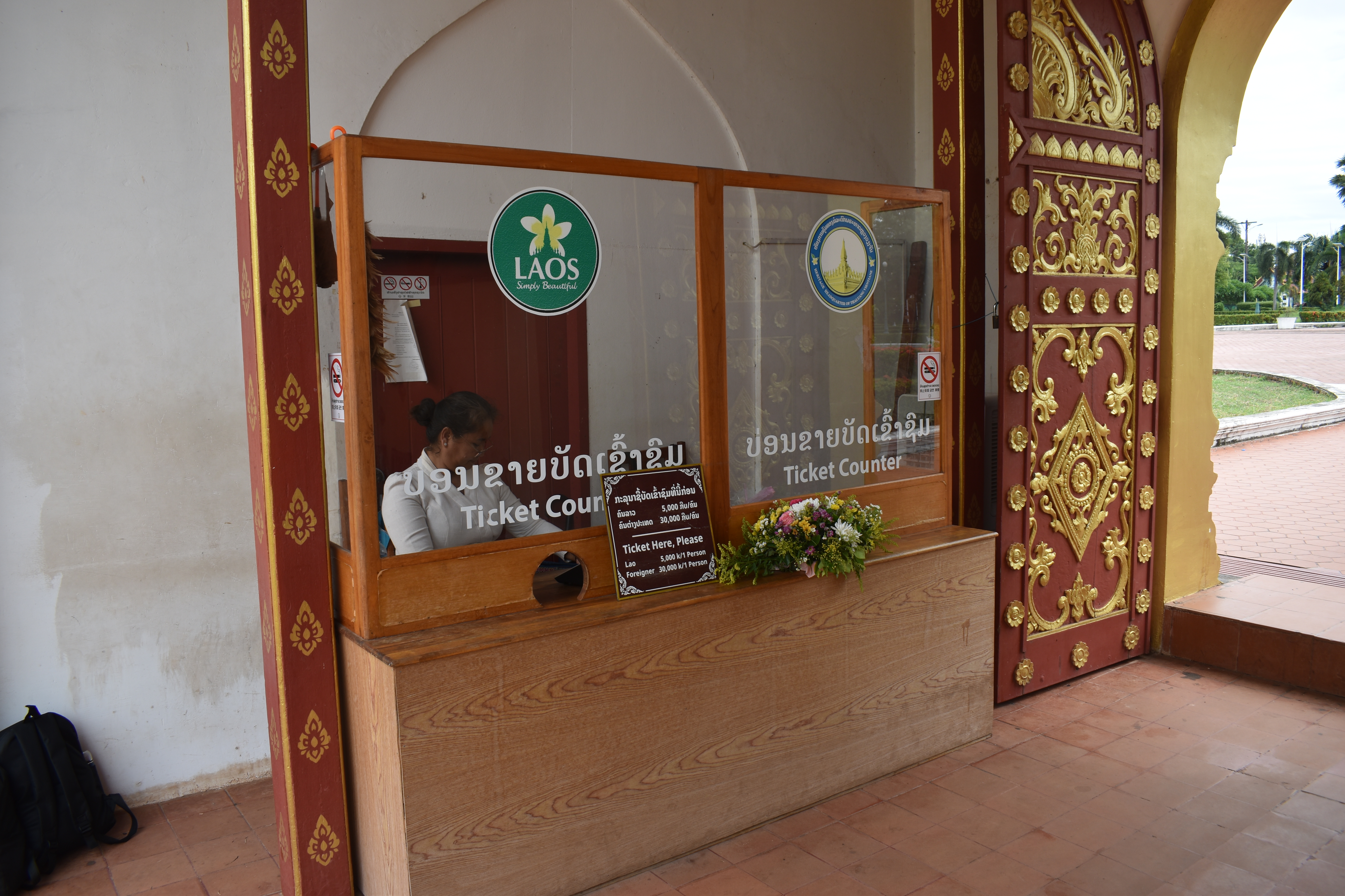 พระพุทธรูปนอนยาว 40 เมตรในแสงเช้า